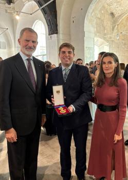 Médaille d'Or pour Carlos Pacheco remise à son fils Alejandro